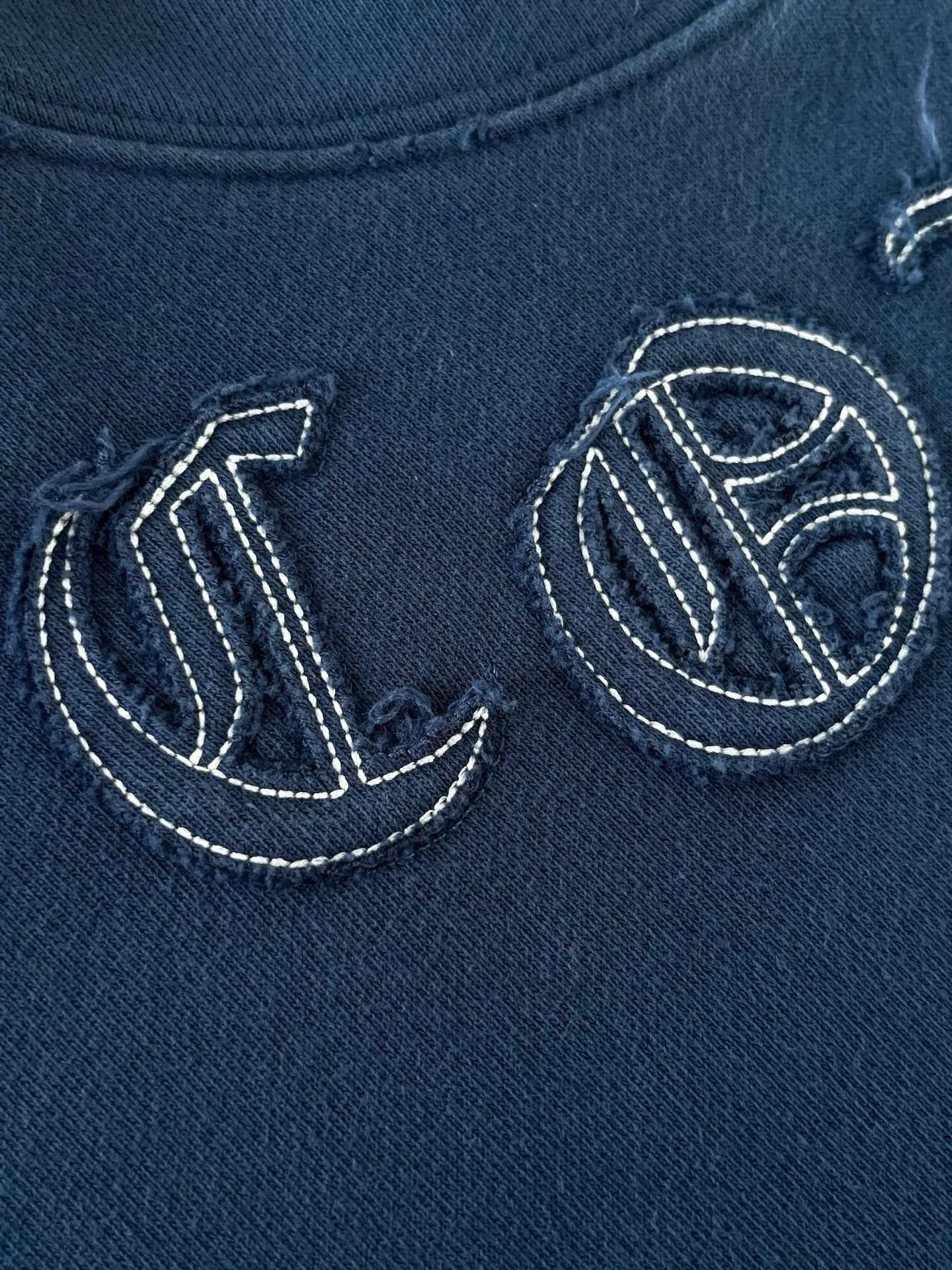P340 [Higher version] Chrome Hearts*Chrome heart patch embroidered horseshoe logo‼ ️Hooded sweatshirt *Made of 430g pure cotton sweatshirt fabric with double yarns. The fabric is woven with double yarns and twisted together. The strength is 40% higher than that of single yarns, forming a three-dimensional texture similar to the texture of tripe. It not only maintains the moisture absorption and breathability of pure cotton, but also achieves "softness and not collapse" through double yarn thickening. The whole strip of Maliu scanning spray technology uses the washing process to produce a natural fading effect in parts, and the os version has a more lazy and loose feeling. *Laser burnt patch embroidery➕Frayed process: micro-label on the chest patch, large logo horseshoe pattern on the back, heavy laser burnt three-dimensional patch embroidery pattern design, washed and frayed, and the overall garment presents a lazy style. *Whether it is daily outings or sports and fitness, you can show your trendy attitude and become the focus of the street. Same style for men and women 𝐂𝐎𝐋𝐎𝐔𝐑: white, blue, black 𝐒𝐈𝐙𝐄: S-XL